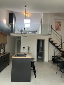 扎顿Vitas Apartments的一个带水槽和楼梯的厨房