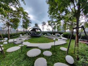 吉隆坡Scarletz Suites at KLCC by Veedu Hauz的草上雕塑的花园