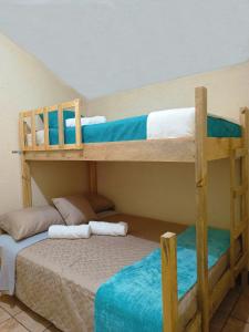 危地马拉安地瓜Casa Aguacate的配有2张双层床的宿舍间