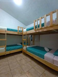 危地马拉安地瓜Casa Aguacate的一间卧室配有三张双层床。