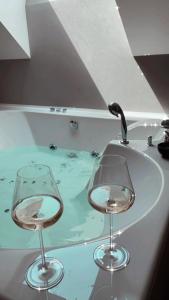诺维萨德Korpa Deli Rooms SPA的浴缸旁的两杯酒杯