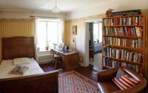ÅminneforsVilla Kingfisher的一间设有书桌的客房和书架