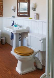ÅminneforsVilla Kingfisher的白色的浴室设有卫生间和水槽。