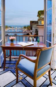 苏黎世Storchen Zürich - Lifestyle boutique Hotel的水景阳台的桌椅