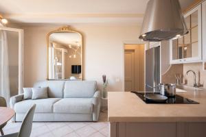 圣温琴佐Zefiro Apartments的厨房以及带沙发和桌子的客厅。