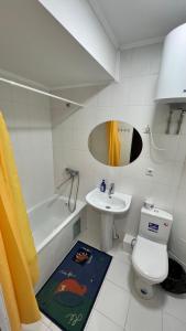 乔尔蓬阿塔Отель Евразия的浴室配有盥洗盆、卫生间和浴缸。