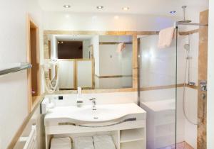 奥贝劳斯塔申霍夫酒店的一间带水槽和淋浴的浴室