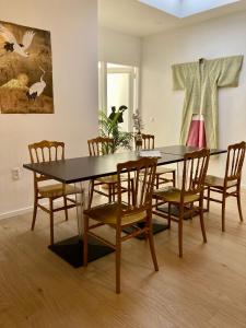 NijswillerBed & Stay Kersenbloesem的一间带桌椅的用餐室