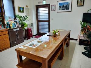 Juguang东莒幸福屋民宿的客厅里一张大木桌