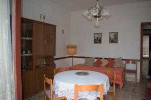 PietraperziaAppartamento ammobiliato的客房设有桌子、床和桌椅。