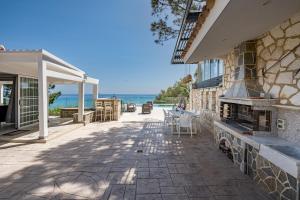 阿里克斯Addimare Sea View Villa, and Events Venue的房屋设有一座带大海背景的露台