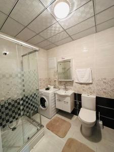 恰纳卡莱Ak Home Dublex - apartment的浴室配有卫生间、盥洗盆和淋浴。