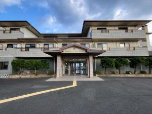 对马市Tsushima Dae-A Hotel的前面有停车位的大楼