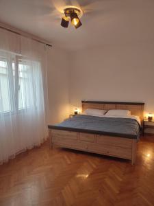 波弗加纳Povljana Maris的一间卧室配有一张床和吊扇