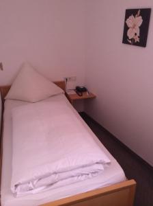 黑尔斯布鲁克Gasthof Hotel Bauer的一间小卧室,配有白色床单