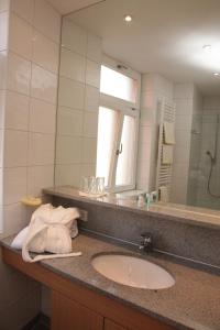 黑尔斯布鲁克Gasthof Hotel Bauer的一间带水槽和镜子的浴室