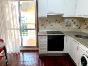 Apartamento Pilartxo Zarautz的厨房或小厨房