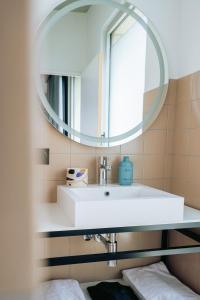 波尔多JOST Hôtel Bordeaux Centre Gare Saint Jean的浴室设有白色水槽和镜子