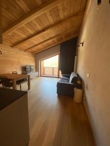 利莫内皮埃蒙特Alpi Azzurre的客厅配有沙发和桌子。