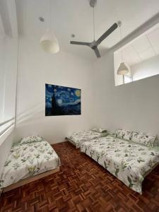 武吉丁宜The Van Gogh Loft 梵高小栈 at Selesa Hillhomes的客房设有两张床和吊扇。