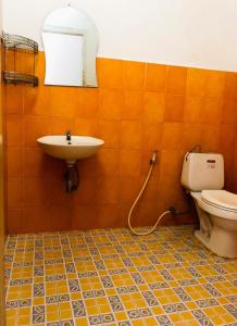 万象Vernice Backpacker Hostel的一间带水槽和卫生间的浴室