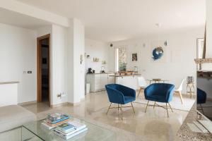 Villanuova sul clisiVilla Montagne & Lago by Garda FeWo的客厅配有蓝色的椅子和桌子