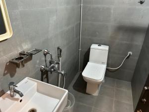 卡努尔KKM Highlands的浴室配有白色卫生间和盥洗盆。