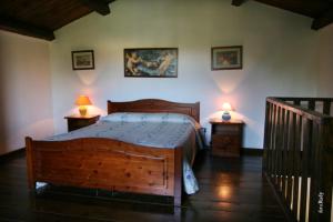 巴列塔特努特圣弗朗西斯科酒店的一间卧室配有一张木床和两张台灯。