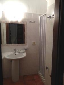 巴列塔特努特圣弗朗西斯科酒店的一间带水槽、镜子和淋浴的浴室