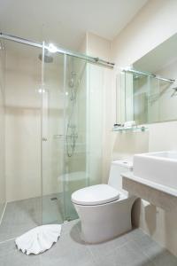 Ban Khlong ThewaOriole Residence - Suvarnabhumi的一间带卫生间和玻璃淋浴间的浴室