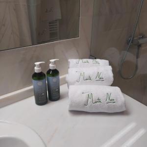 雷东多Casa do Forno na Herdade的浴室里备有两条毛巾,上面写着我的新词