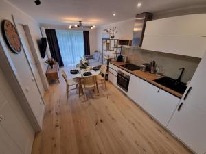 ĶesterciemsAngren Albatross, SEA & SPA的厨房以及带桌椅的起居室。