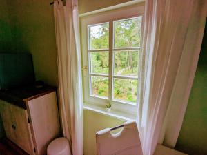 奥斯赛拜-塞林Strandhotel Lindequist的窗户,有白色窗帘和厕所