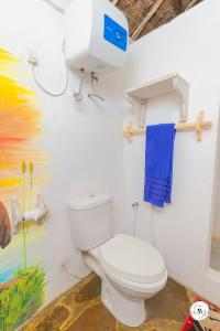 瓦塔穆King Lion Room - Watamu的一间带卫生间和蓝毛巾的浴室