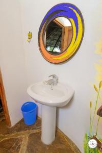 瓦塔穆King Lion Room - Watamu的一间带水槽和镜子的浴室