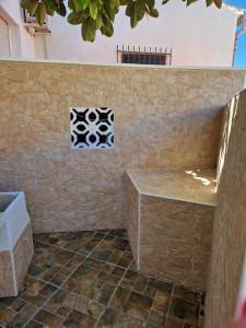德尼亚Casa Giulia的浴室设有石墙和瓷砖地板。