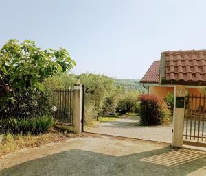MoscufoCountryHome - Casale 32 - Intera Villa的房屋门入口