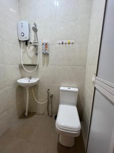 乔治市sungai ujong home stay的一间带卫生间和水槽的浴室