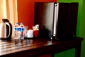 安塔利亚Antalyaloft的一张带瓶装水和饮料的木桌
