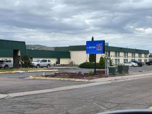 波卡特洛Motel 6 Pocatello ID的建筑物旁停车场的蓝色标志