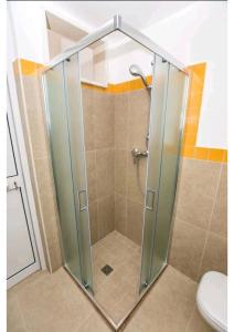 莫诺波利Casa Velia的浴室里设有玻璃门淋浴