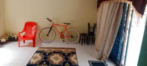 伯豪BB Bahau Homestay的一间房间,配有自行车和红色椅子