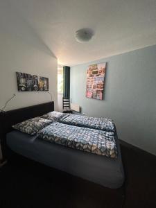 温特贝格Appartement de Ruiter的卧室配有一张床