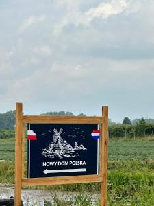 MagnuszewNowy Dom Polska的一块现在的印记在地里的印花