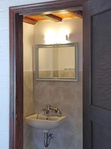 阿诺锡罗斯Philoxeno Traditional house - Ano Syros的一间带水槽和镜子的浴室