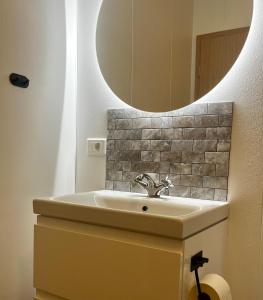 Bjarkarholt比约克霍尔特旅馆的一间带水槽和镜子的浴室