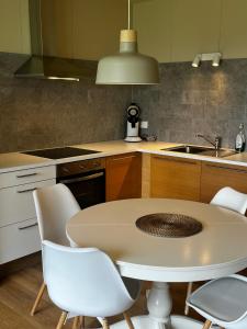 Bjarkarholt比约克霍尔特旅馆的厨房配有桌椅和水槽。