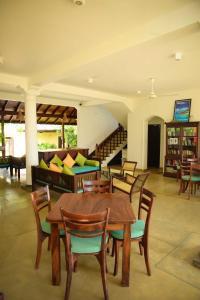 乌纳瓦图纳翠鸟酒店的一间带桌椅和沙发的用餐室
