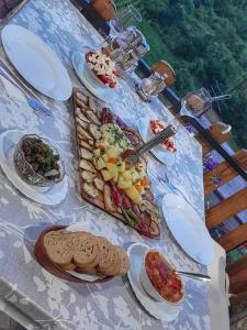 威尔帕扎Skadar lake Apartments Pajovic的一张桌子上放着一大堆食物