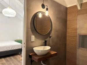 门多萨Oeste suites的一间带碗水槽和镜子的浴室